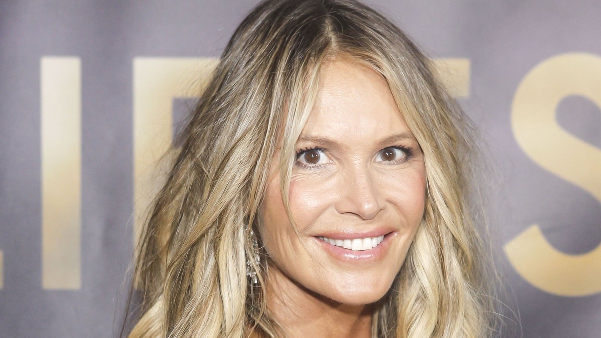 Elle MacPherson, în costum de baie. Ce siluetă afișează la 55 de ani!