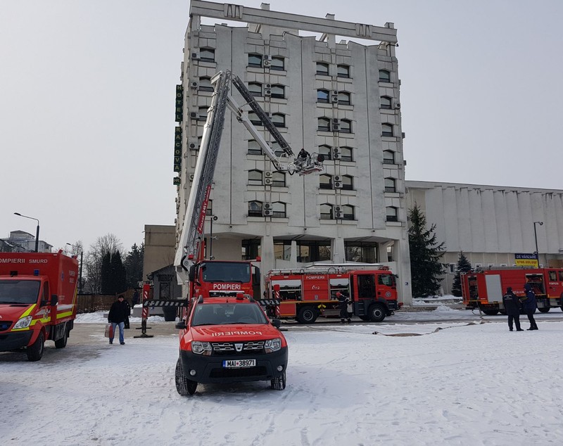 Panică în centrul Vasluiului, după ce mașini de pompieri au ocupat o parte din Piața Civică/ GALERIE FOTO