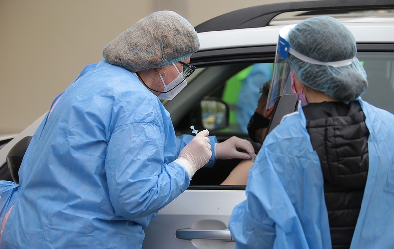 Record de vaccinări la centrul drive-thru din București, în a treia zi de Paște