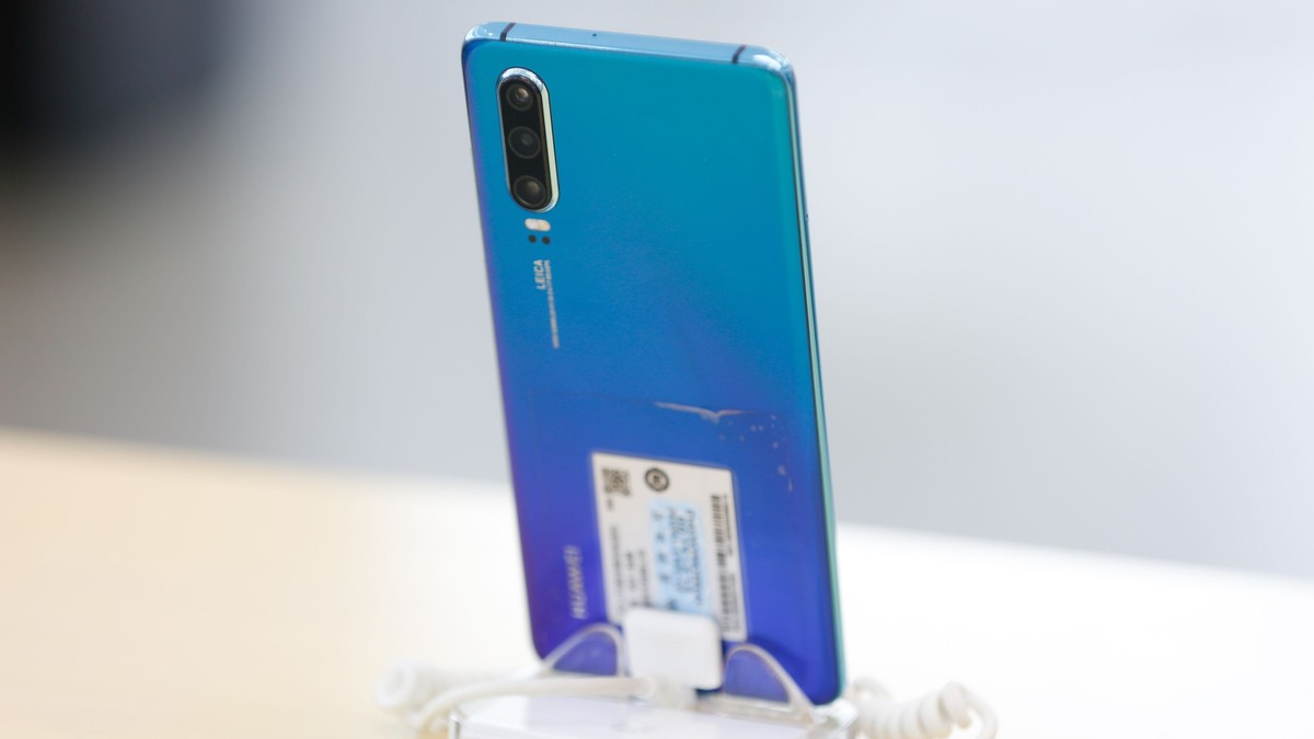 Trump relaxează restricțiile asupra Huawei. Smartphone Huawei P30 Pro