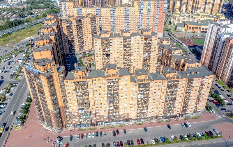 Cum trăiesc 20.000 de oameni într-un singur bloc, în Rusia. „Furnicarul uman” din Sankt Petersburg are 35 de intrări și 3.708 apartamente