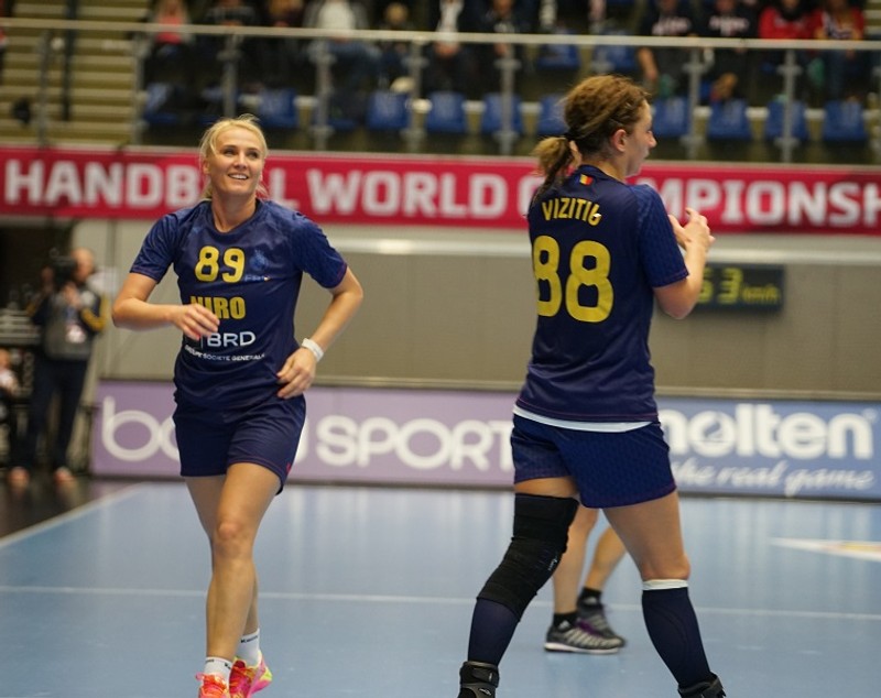 Tomas râde, după startul lansat al naționalei feminine de handbal la CM. ^”Sunt mulțumit!”. Azi, cu Kazahstan (ora 17.00) / GALERIE FOTO