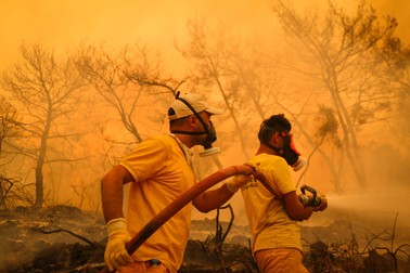 Pompierii duc o luptă dificilă cu flăcările care se extind rapid din cauza rafalelor de vânt | Foto: Hepta