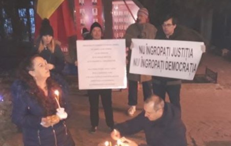 Protest cu lumânări și colivă la sediul PSD Iaşi FOTO&VIDEO