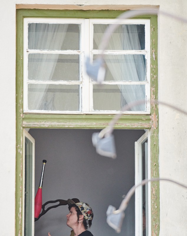 O artistă stradală din Argentina, spectacol din apartamentul din Sibiu, unde e blocată de mai bine de o lună