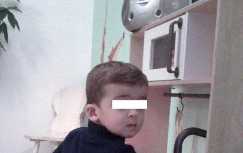 Nebunia din Sănătate obligă un copil bolnav de cancer să urce în avion, deși va muri în timpul zborului