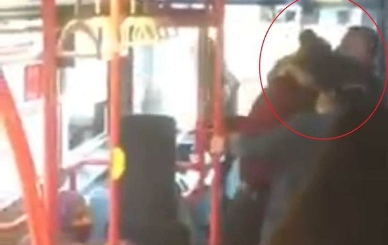 VIDEO | Scene de groază într-un autobuz: Un bărbat lovește o fată în față pentru că nu purta mască