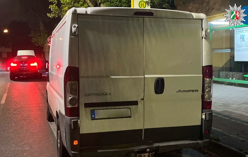 Șofer român găsit dormind cu piciorul pe frână și motorul pornit și „scos cu grijă” din dubă de polițiștii germani
