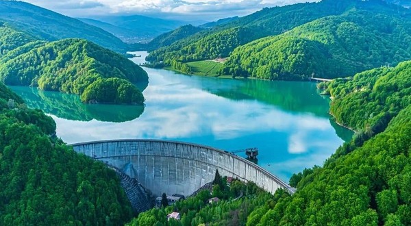 Barajul Paltinu este situat în Județul Prahova, pe valea râului Doftana, în aval de confluența acesteia cu valea Păltinoasa, în cheile numite "La Tocile". Foto: Facebook / Romania - Carpathian Garden