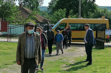 Sătenii sunt aduși cu microbuzul la vaccinare