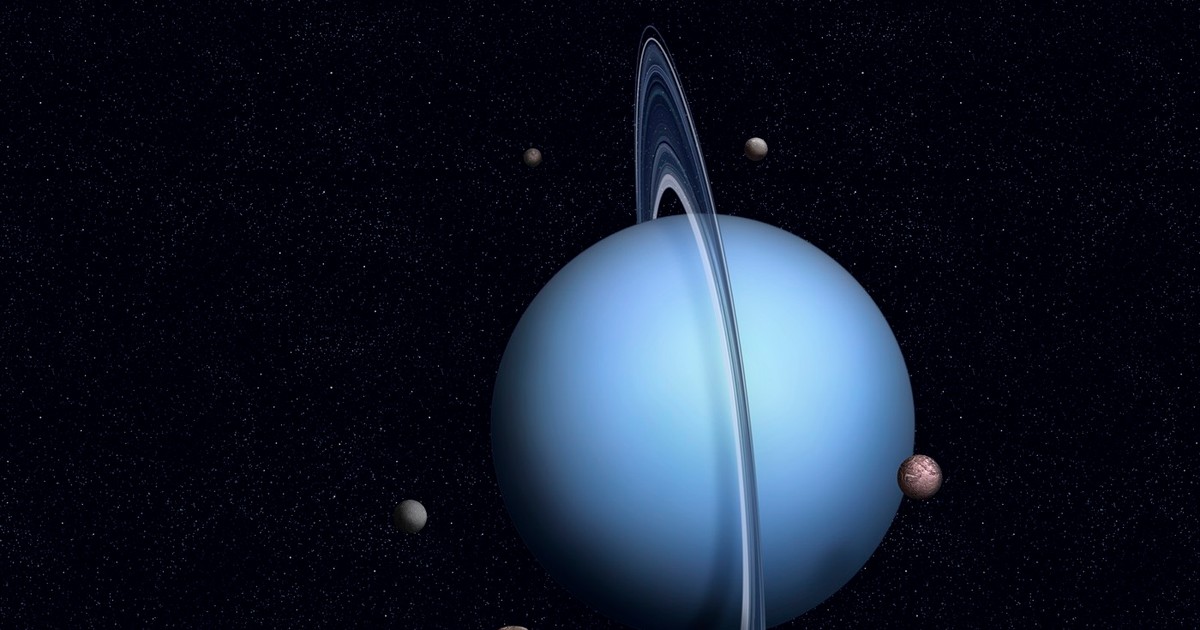 Uranus are cel puțin 27 de sateliți: cinci sateliți externi, 11 sateliți interni mici, care au fost descoperiți de sonda Voyager 2 în 1986, și 11 sateliți descoperiți recent, din 1997.