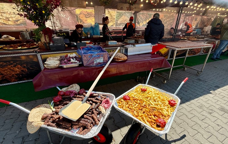 Cozi la mici de 1 Mai. Cum s-a transformat rondul din Piața Alba Iulia într-un uriaș grătar în aer liber