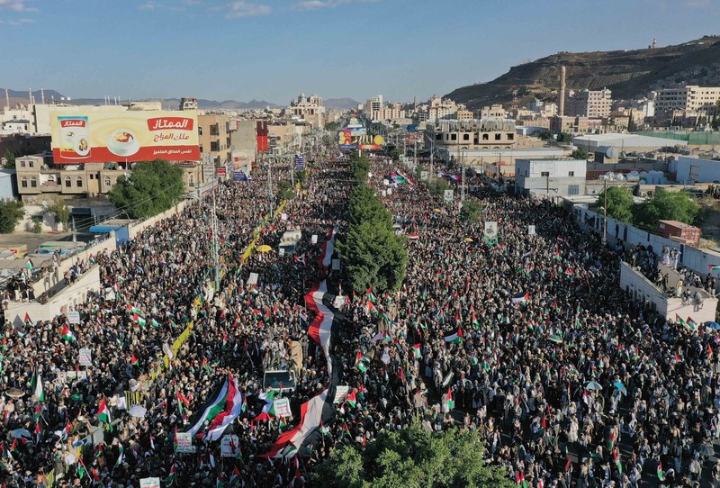 SANAA, YEMEN - OCTOBER 20: Thousands of Yemenis march with Palestinian flags as they stage a protest against Israeli attacks on Gaza, in Sanaa, Yemen on October 20, 2023. Mohammed Hamoud / Anadolu,Image: 815308446, License: Rights-managed, Restrictions: , Model Release: no