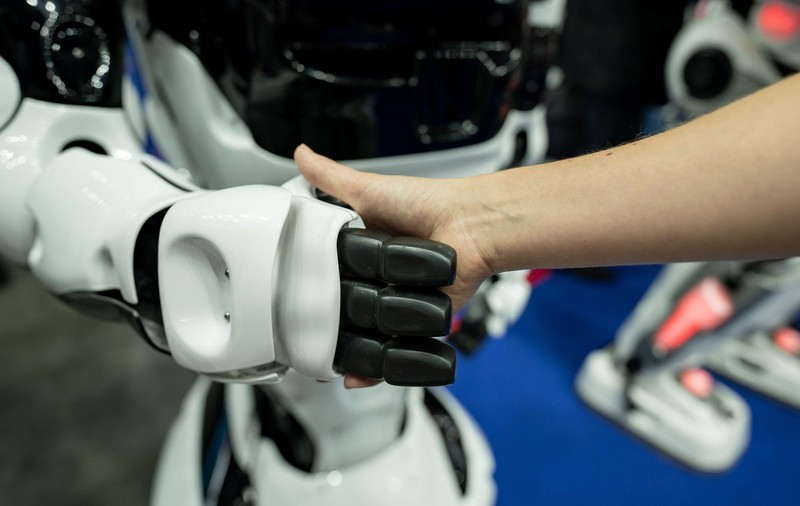 Mai mult de jumătate dintre români își doresc produse cu inteligență artificială | STUDIU