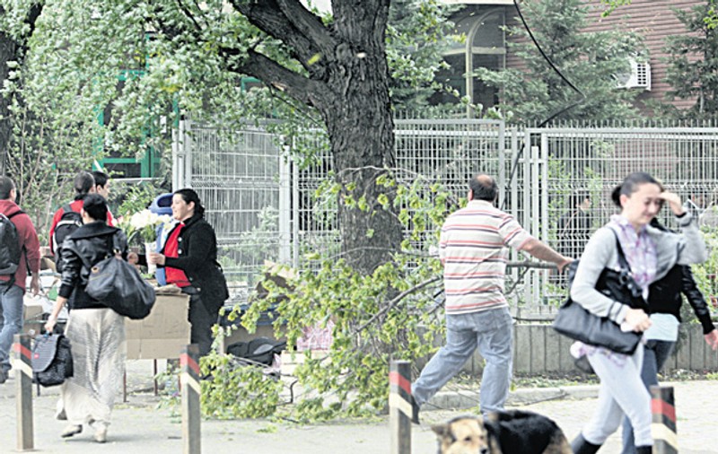 Ce vreme nebună! Trecem de la 40°C la 20°C, cu ploi şi vijelii. Atenţie la răceli!
