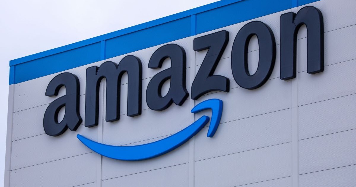 Sigla Amazon pe o clădire