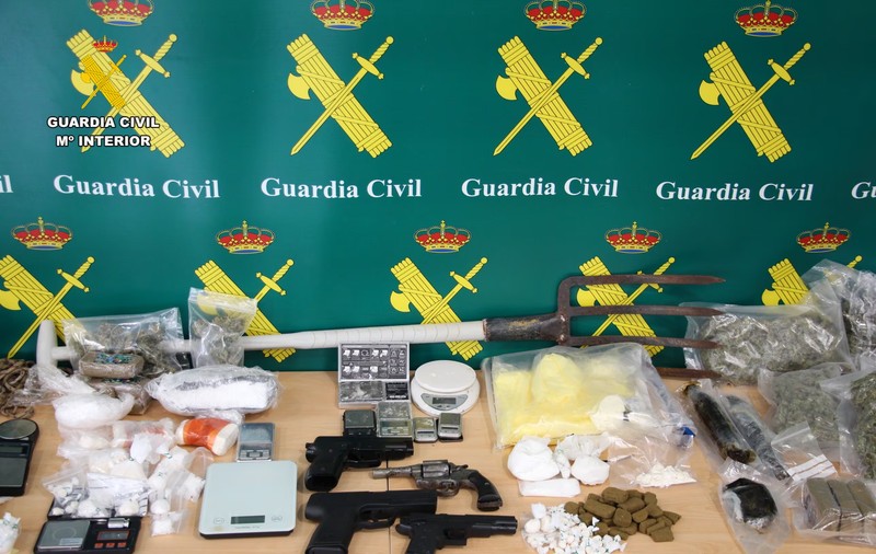 Traficantă de droguri în baston, de 87 de ani, prinsă de Guardia Civil: „A vândut 6,5 kilograme de droguri direct de la fereastră”