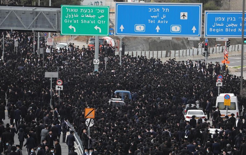 Străzile din Ierusalim, pline de mii de evrei ultrareligioși. Aglomerație la funeraliile unui rabin răpus de COVID, în timp ce Israel e în carantină