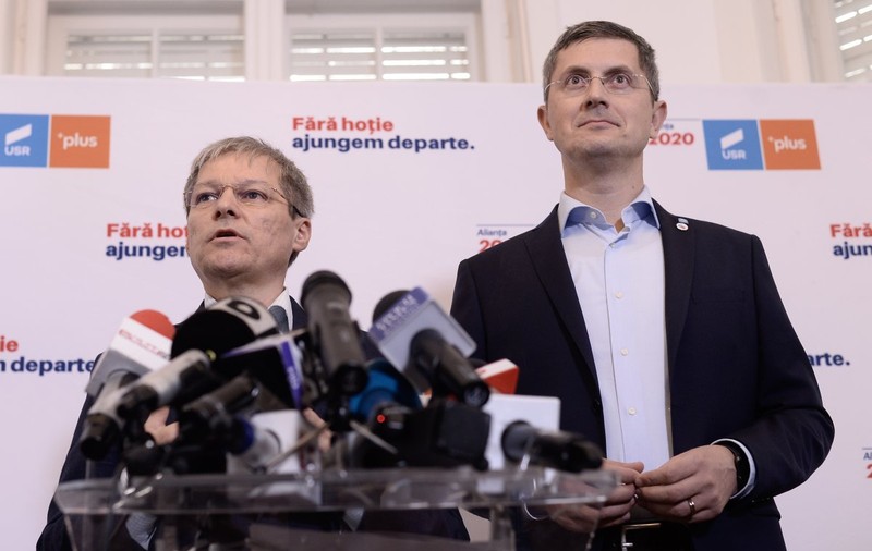 Congresul USR PLUS: 1.200 delegați aleg conducerea partidului și îl validează pe Cioloș ca președinte