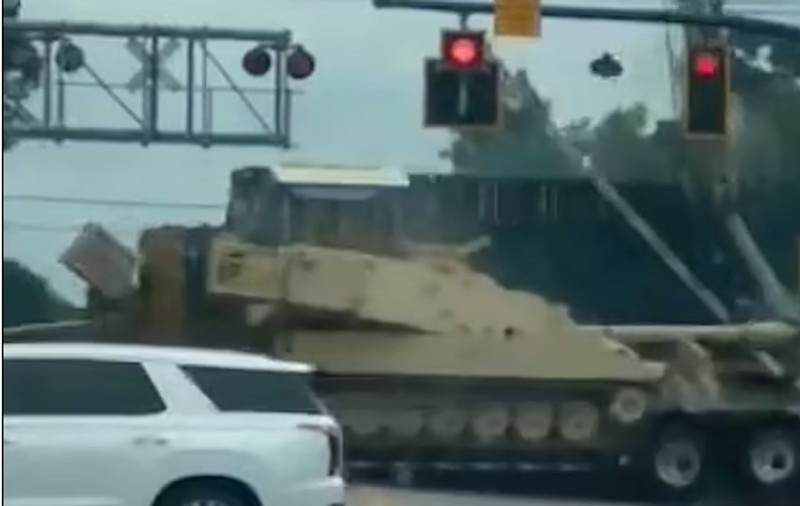 „Ca o bombă care explodează”. Momentul în care un marfar izbește un camion care transporta un tanc de 1,5 milioane de dolari, la o trecere de cale ferată, în SUA | VIDEO