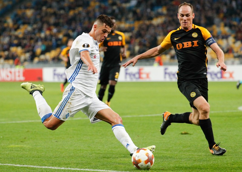 epa06277061 Junior Moraes (L) of Dynamo vies for the ball with Steve von Bergen (R) of Young Boys during the UEFA Europa League Group B, soccer match between Dynamo Kyiv and BSC Young Boys Bern at the Olimpiyskyi stadium in Kiev, Ukraine, 19 October 2017. EPA-EFE/SERGEY DOLZHENKO