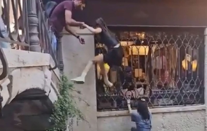 Gondolă răsturnată în Veneția, turiștii fac baie involuntară, după ce unul a vrut să-și facă un selfie: „Nu vor mai lua gondola tot restul vieții” | VIDEO