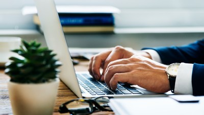 anagajat-care-lucrează-pe-calculator