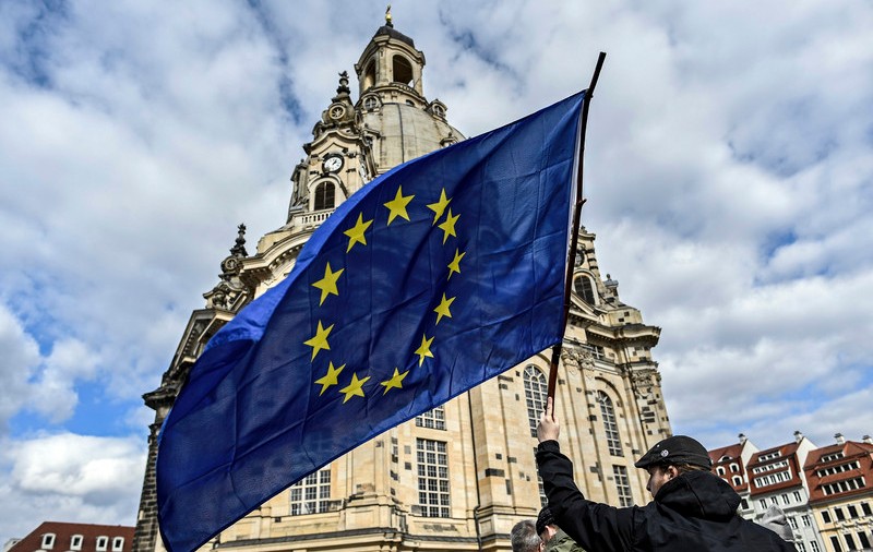 Între decapitare și avort. Cum a ajuns Europa seculară sub asaltul bisericilor. Cazurile Franței, Poloniei și României