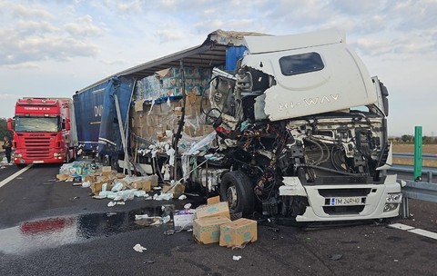 TIR accidentat pe DEx12 Craiova si zeci de baxuri de pampersi imprastiate pe asfalt