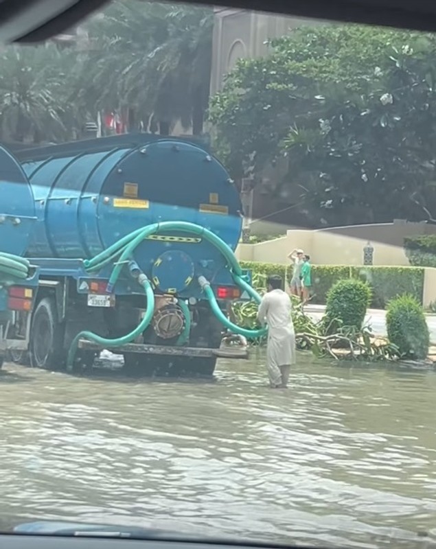 Anda Adam, prinsă de furtună în Dubai. A arătat imagini cu străzile inundate și copacii căzuți, iar apoi a mers la o plajă de lux
