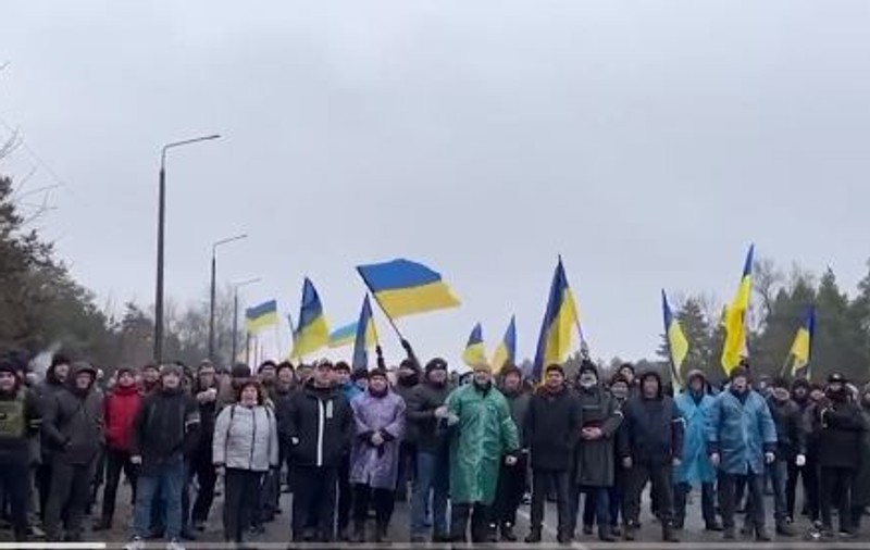 VIDEO | Scut uman în fața militarilor ruși: sute de ucraineni încearcă să blocheze înaintarea blindatelor