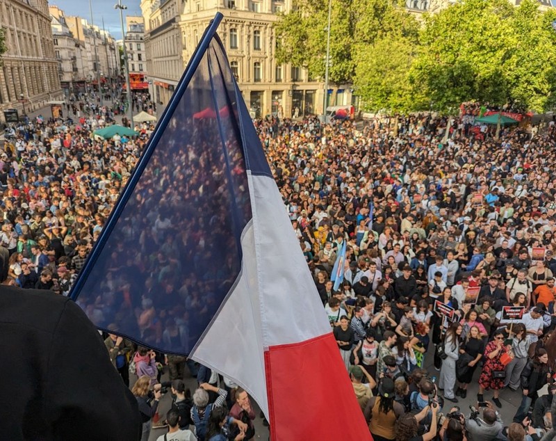 Victoria stângii în alegerile din Franța, sărbătorită de mii de oameni în centrul Parisului. Ciocniri între poliție și unii manifestanți