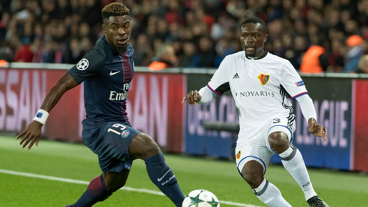 Serge Aurier, stânga, a primit interzis în Anglia EPA/GEORGIOS KEFALAS
