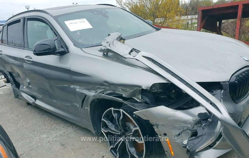 Cinci mașini de lux, cu „daună totală”, oprite în Portul Constanța. Autoturismele erau aduse din SUA