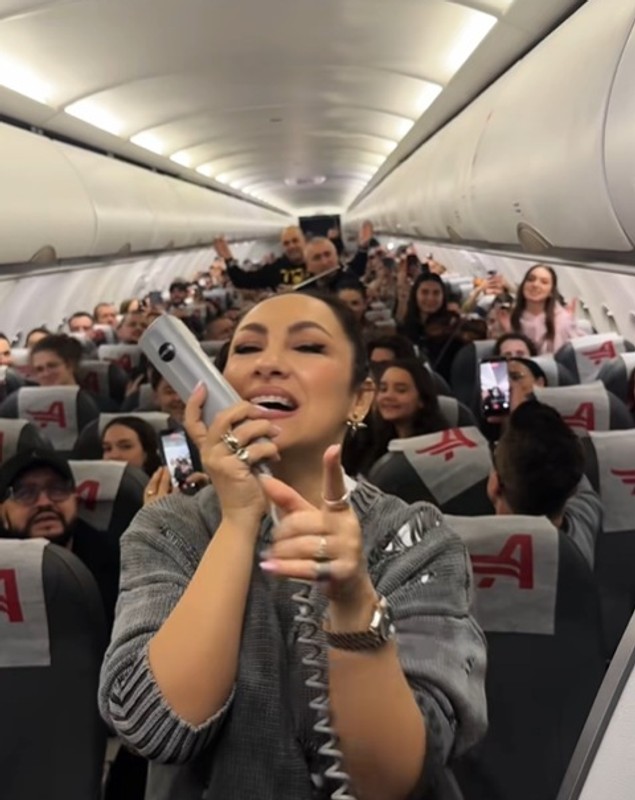 Ce a făcut Andra în avion la 10.000 de metri înălțime: „Gălăgie”! Reacțiile fanilor: „Plângere la compania aeriană”