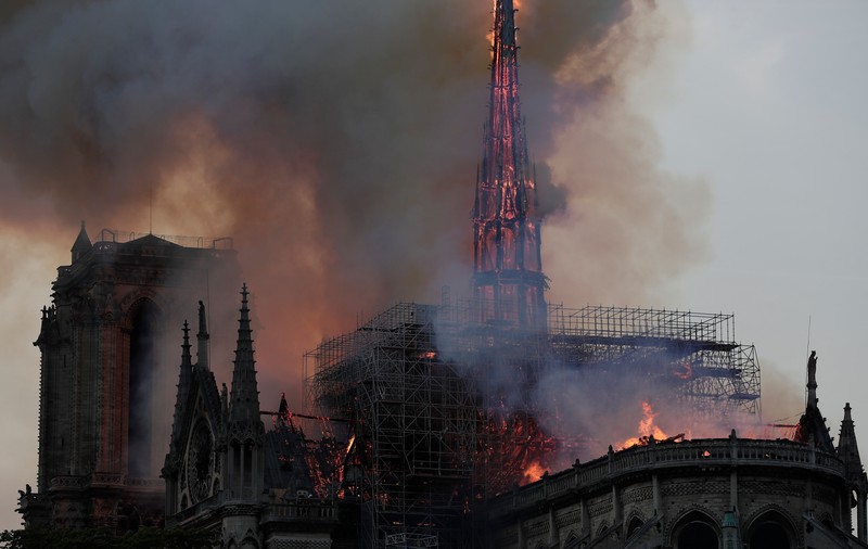 EXCLUSIV | Corespondență din Paris de la Oana Moisil: ”Aici arde Notre-Dame! Pe tot coridorul de la etajul meu miroase tare a ars”