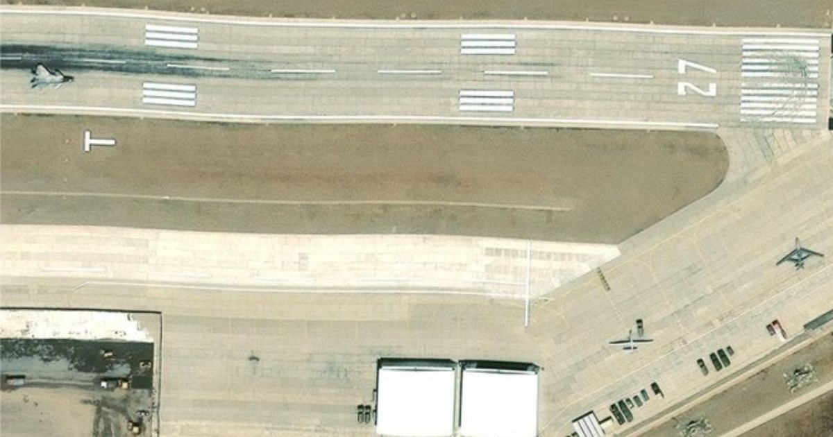 imagine din satelit trei drone GJ-11 la baza aeriană Shigatse, cunoscută și sub numele de Aeroportul Păcii Shigatse, în regiunea autonomă Tibet, între 6 august și 5 septembrie