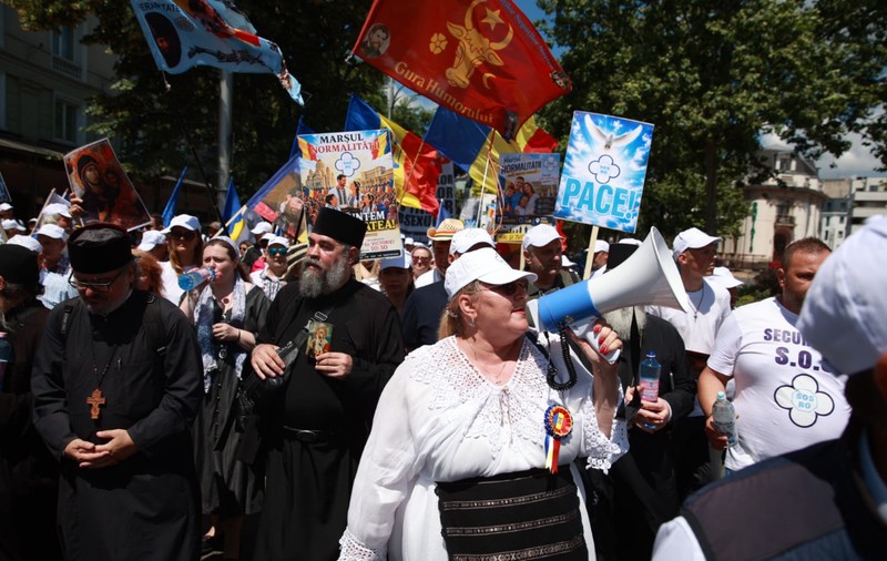 „Marșul Normalității”, condus de Diana Șoșoacă, a adunat câteva sute de oameni: scandări împotriva minorităților și a lui Ilie Bolojan