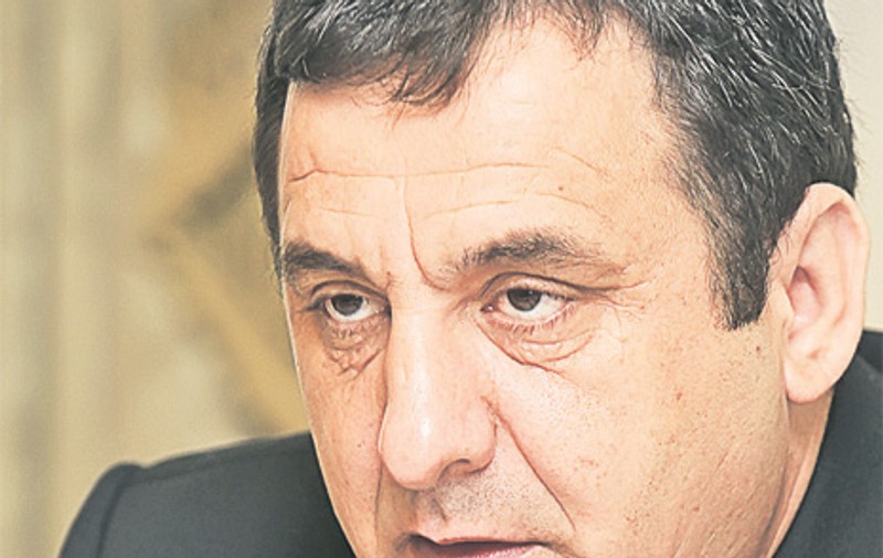 Tupeu fără margini al șefului ANOFM | Le-a luat salariile ca să nu-idea afară