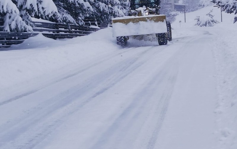 Drumul spre stațiunea sibiană Păltiniș a fost redeschis. Drumarii s-au chinuit să deszăpezească de azi-noapte