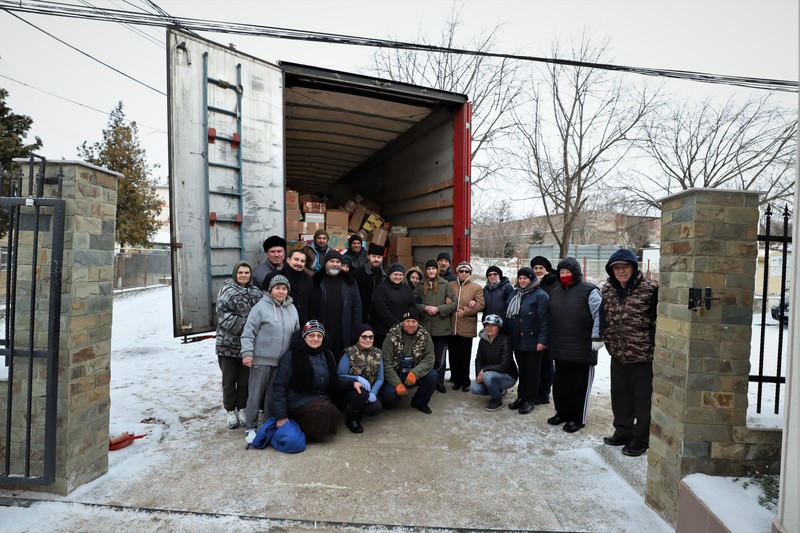 În patru ore preoții împreună cu voluntarii au încărcat TIR-ul cu ajutoare