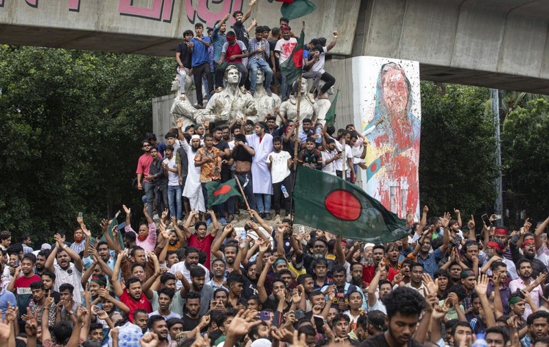 Momentul în care protestatarii iau cu asalt reședința premierului din Bangladesh | VIDEO