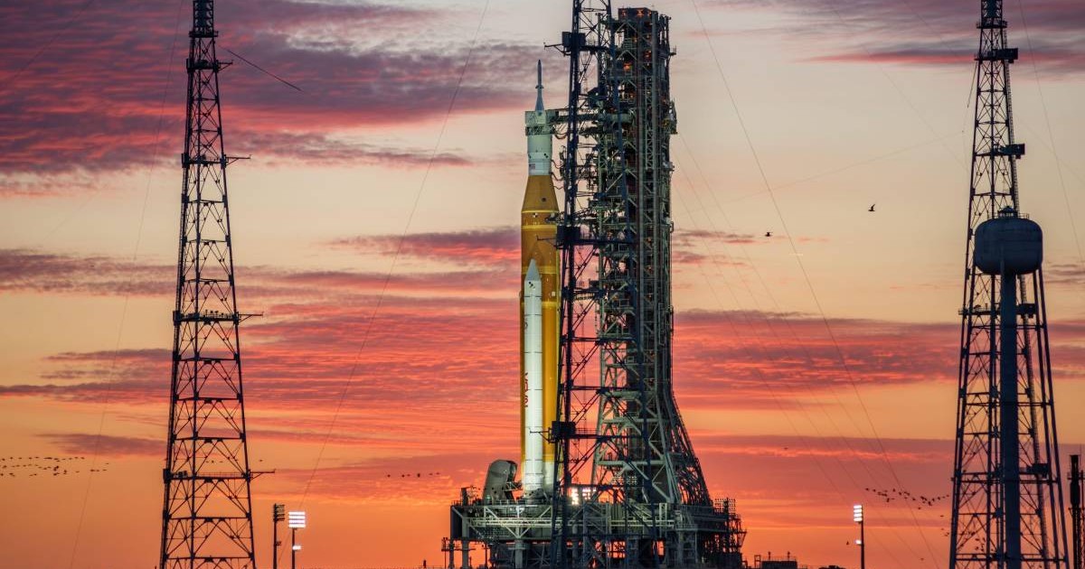 Racheta SLS stă pregătită de testele finale NASA pentru misiunea Artemis 2, care va duce pentru prima dată oameni în jurul lunii de mai bine de jumătate de secol.