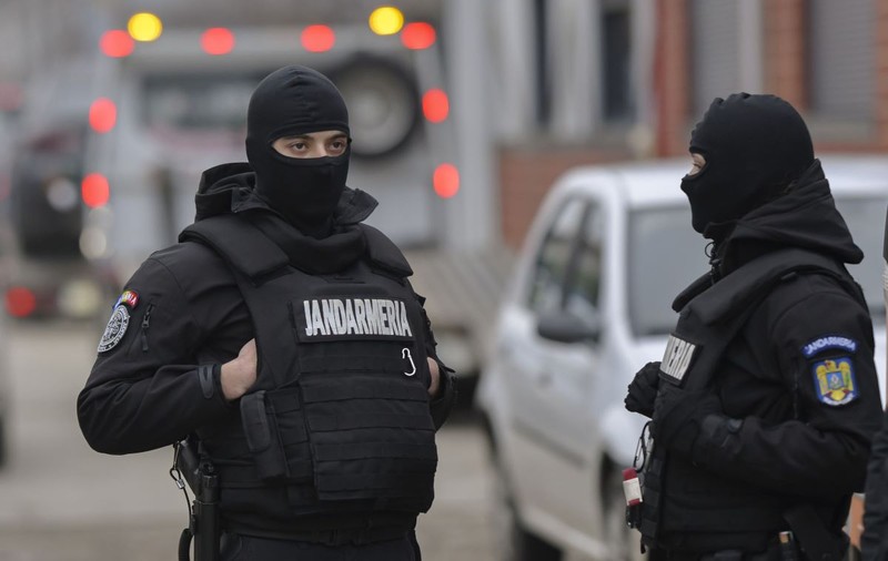 Un polițist din Vâlcea a fost prins când lua mită 2.000 de euro de la patronul unui restaurant
