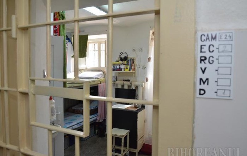 Un deținut de la Penitenciarul Oradea a distrus televizorul cu o coadă de mătură, după ce s-a certat cu colegul de celulă pentru programul favorit