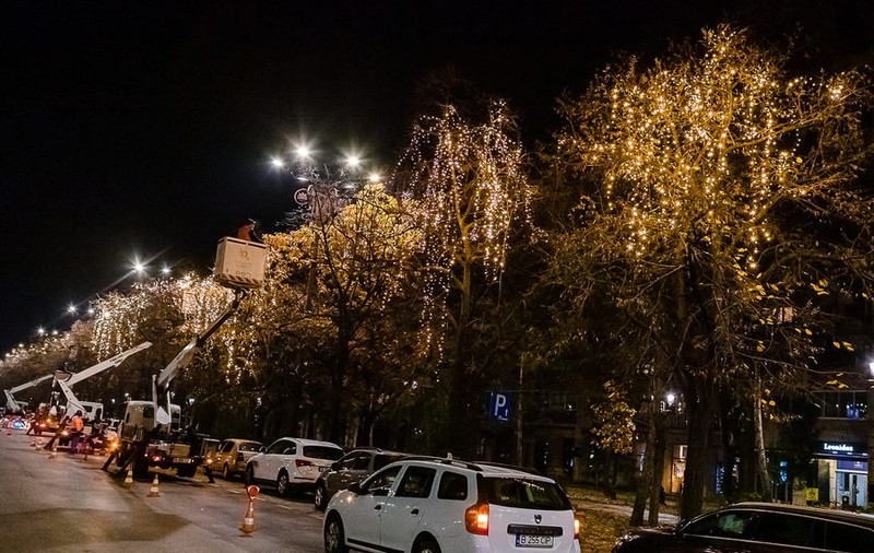 A început montarea decorațiunilor de Crăciun în București. Care sunt primele străzi împodobite