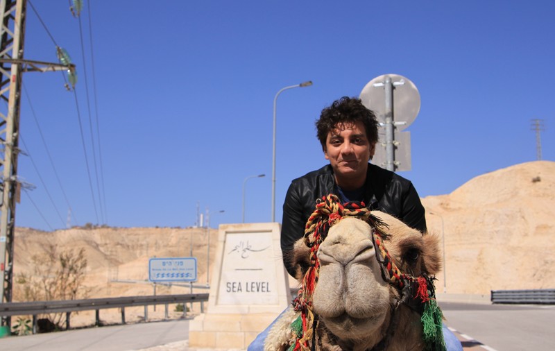 Marius Mihalache s-a plimbat cu cămila în Israel | FOTO