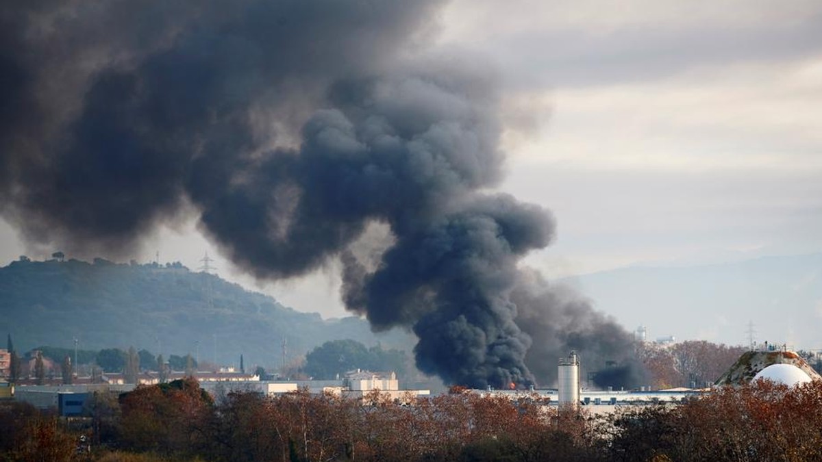 Incendiu puternic la o uzină de tratare a deșeurilor industriale din Spania. Bătrânii, copii și bolnavii, sfătuiți să rămână în case