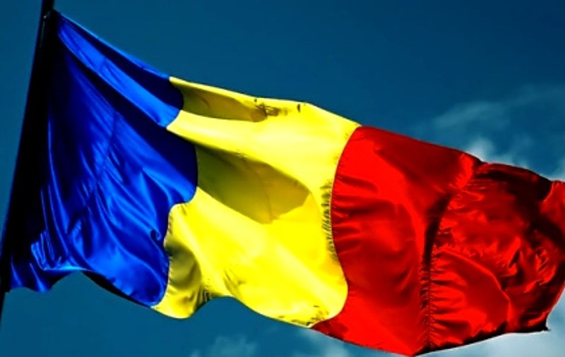 Doi adolescenți din Galați, urmăriți penal după ce au aruncat steagul României într-o râpă. Elevii au făcut dezastru în situl arheologic de la Piroboridava