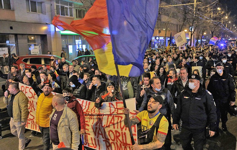 Cine sunt și ce vor oamenii care de patru nopți ies în stradă „chiar dacă și mama mea e internată cu COVID”